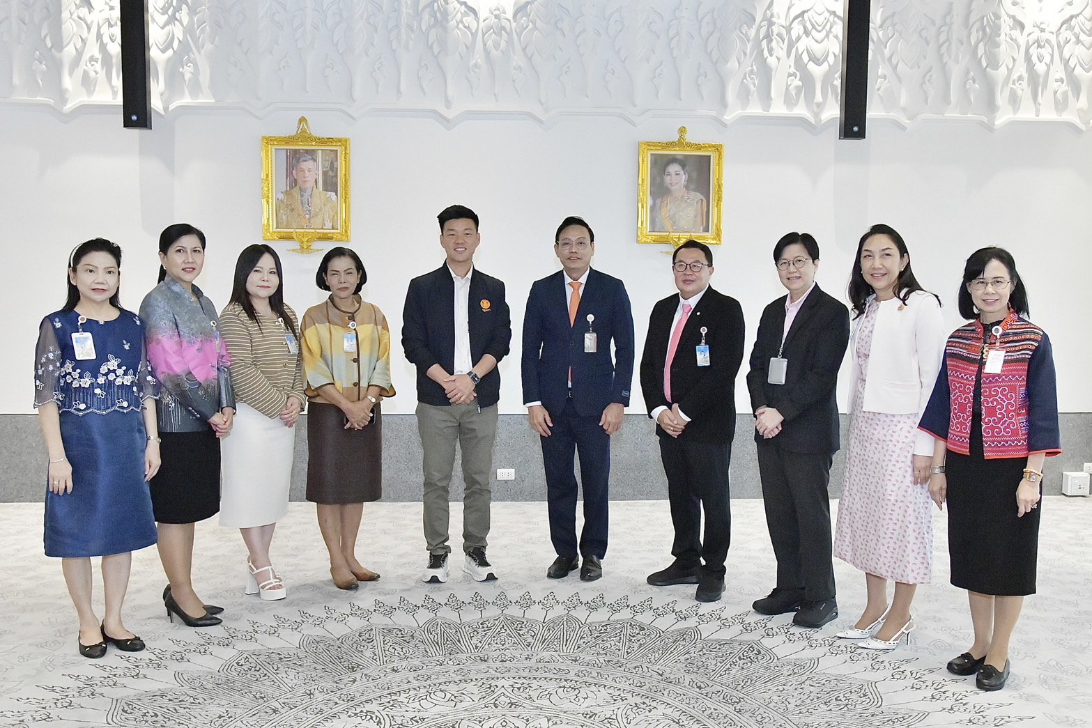  ผู้นำฝ่ายค้านในสภาผู้แทนราษฎร รับการอวยพรเนื่องในโอกาสวันคล้ายวันเกิดจากคณะผู้บริหารสำนักงานเลขาธิการสภาผู้แทนราษฎร