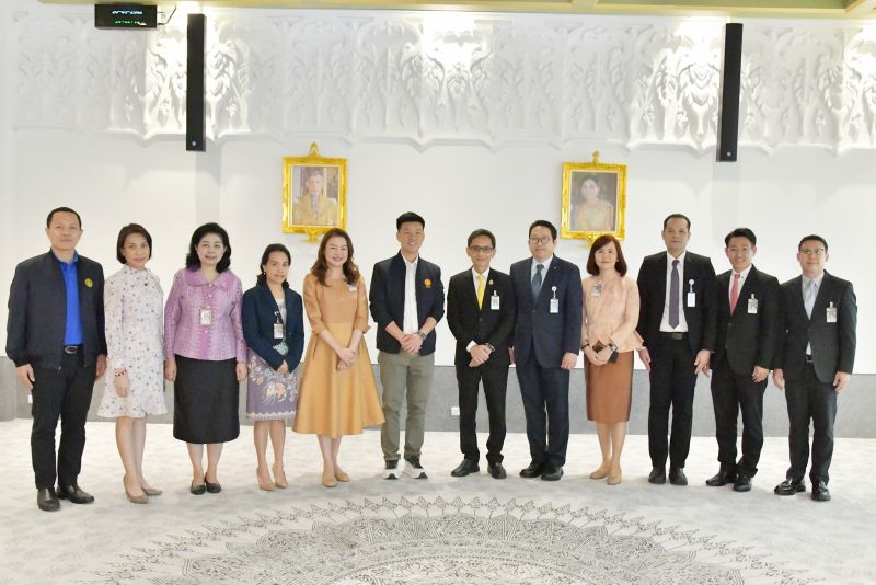 ผู้นำฝ่ายค้านในสภาผู้แทนราษฎร รับการอวยพรเนื่องในโอกาสวันคล้ายวันเกิดจากคณะผู้บริหารสำนักงานเลขาธิการวุฒิสภา