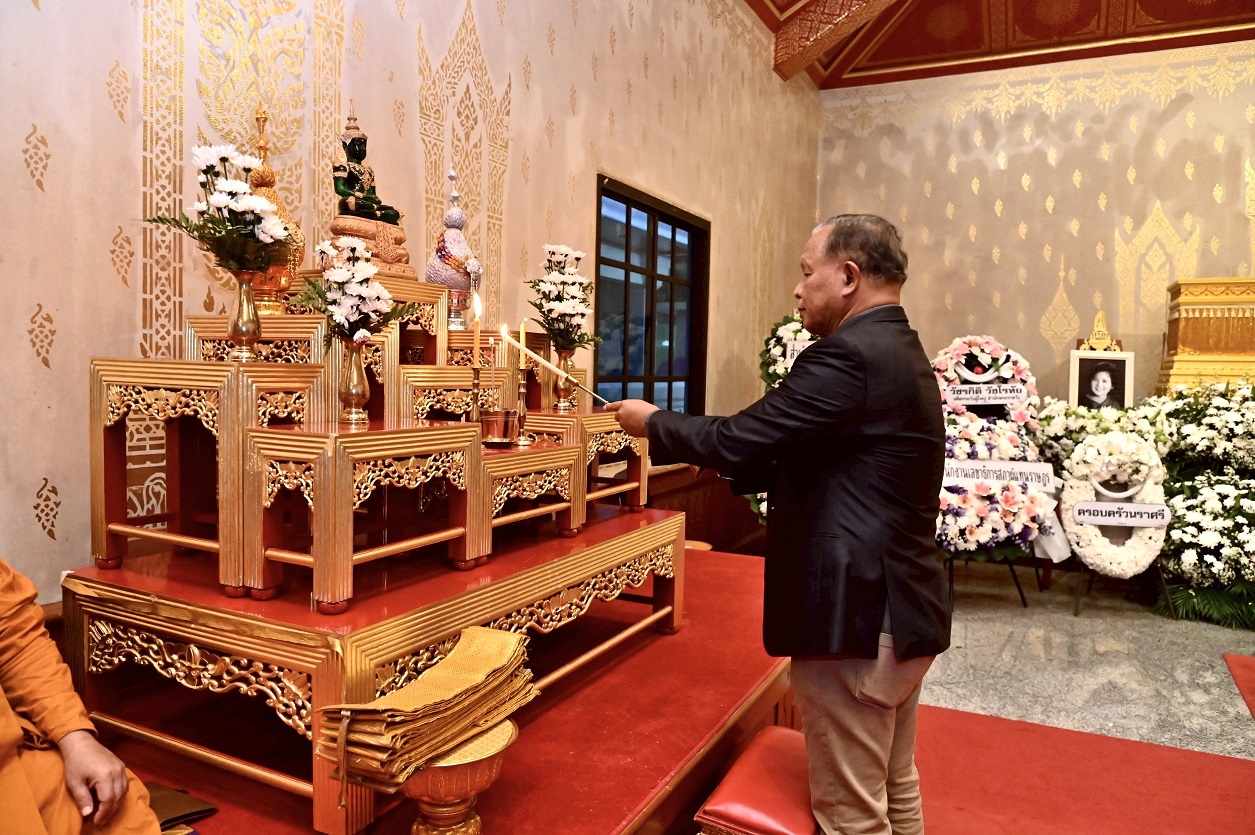ที่ปรึกษาประธานสภาผู้แทนราษฎร เป็นประธานในพิธีสวดพระอภิธรรมศพมารดาของ น.ส. สุธิรา สมสุข วิทยากรชำนาญการพิเศษ กลุ่มงานประสานการเมืองฯ สำนักงานประธานสภาผู้แทนราษฎร